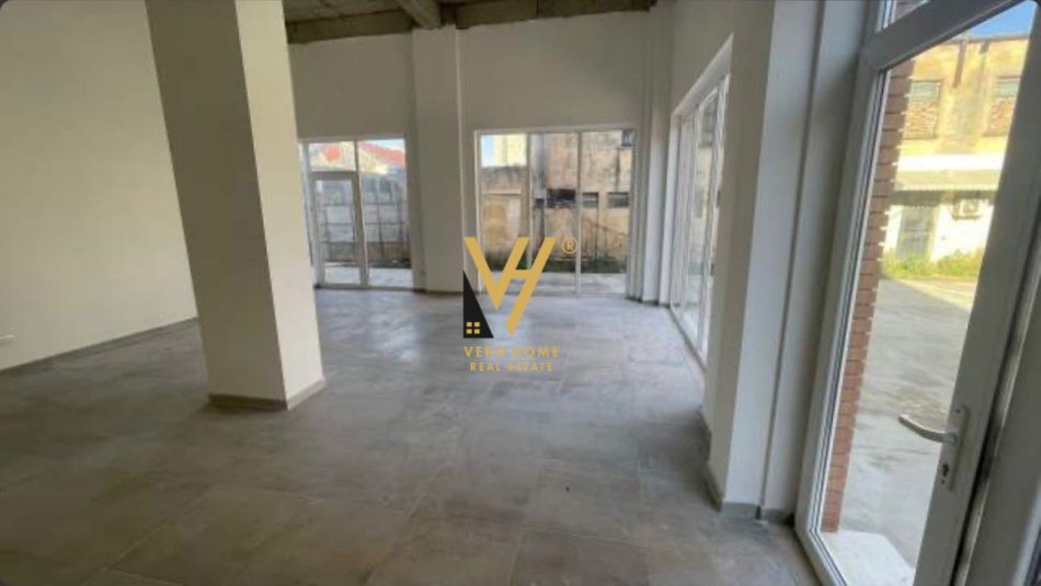 Tirane, jepet me qera dyqan Kati 0, 65 m² 500 € (RRUGA E DIBRES)