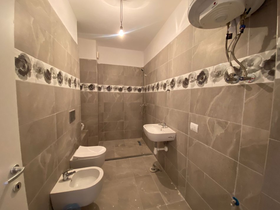 Tirane, jepet me qera apartament 1+1 Kati 2, 60 m² 450 € (Rruga Tefta Tashko Koco)