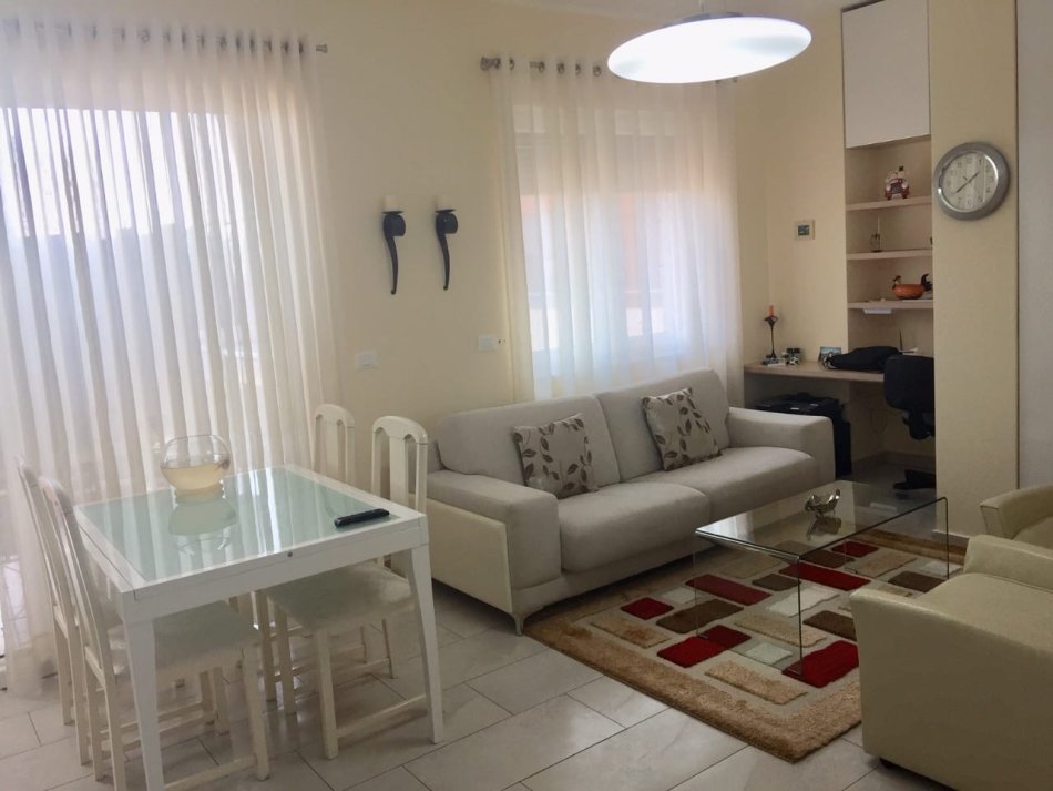 Tirane, jepet me qera apartament 1+1+Ballkon Kati 7, 68 m² 650 € (Rr. E Bogdaneve)
