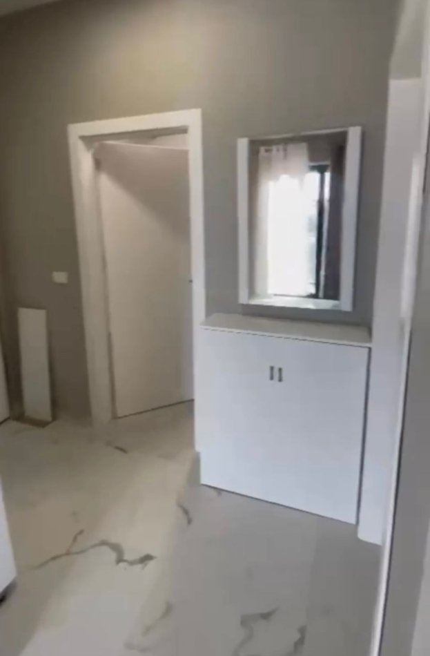 Tirane, jepet me qera apartament 1+1+Ballkon Kati 3, 70 m² 400 € (Porcelan , Rruga Xhanfize Keko , prane uet)