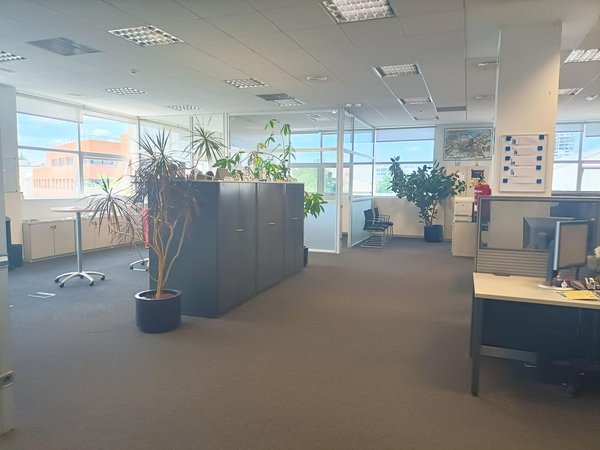 Tirane, jepet me qera dyqan/zyre Kati 0, 1027 m² 7.500 € (ali demi)