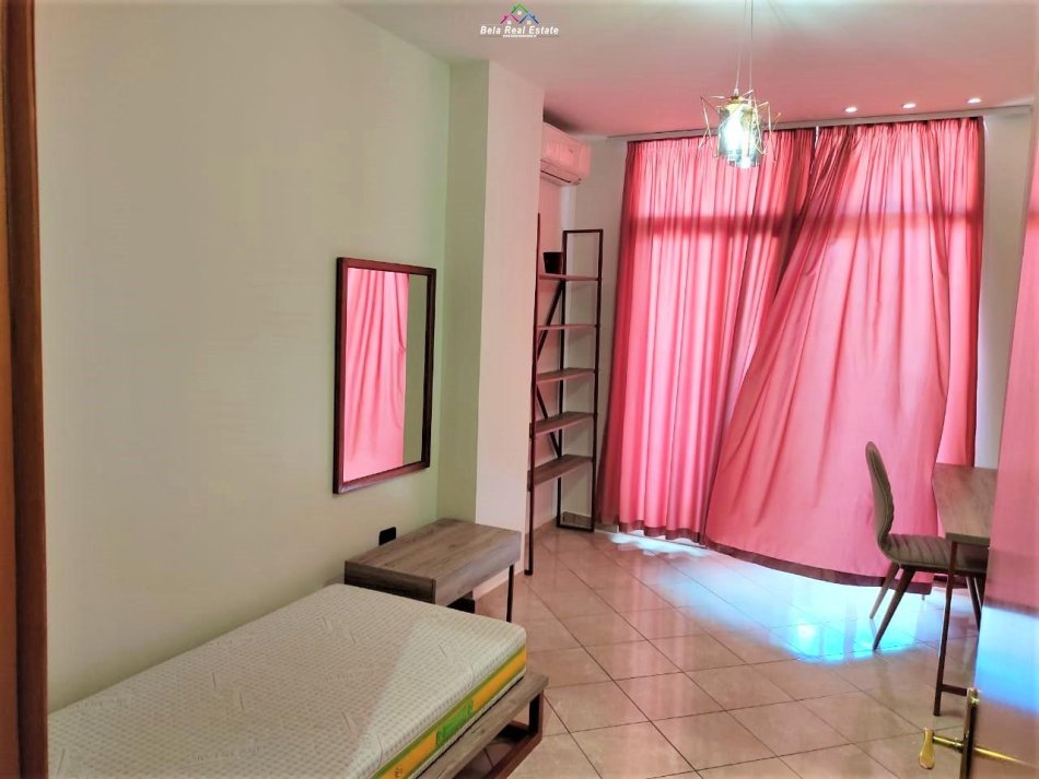 Tirane, jepet me qera apartament 3+1 Kati 8, 220 m² 1.500 € (kika 1)