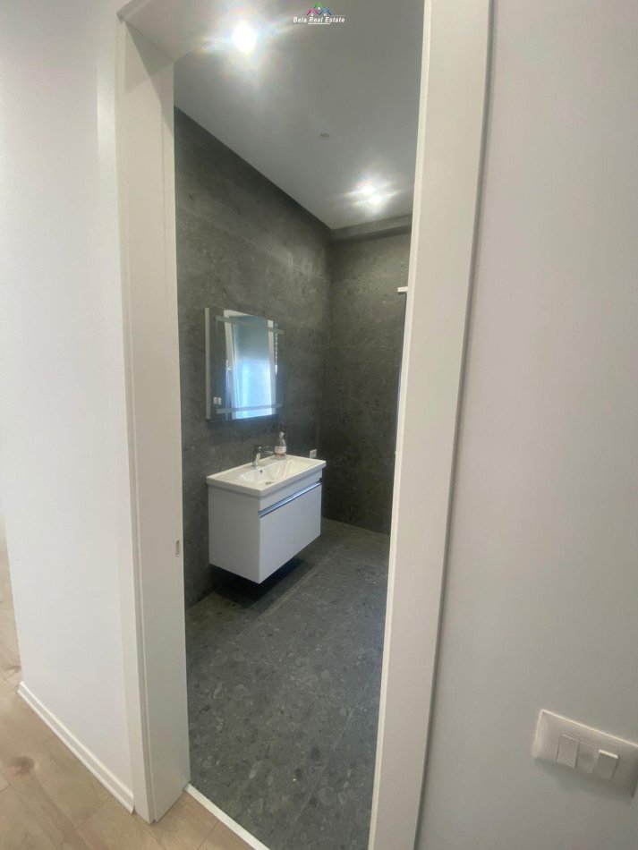 Tirane, jepet me qera zyre Kati 9, 140 m² 1.600 € (qender)