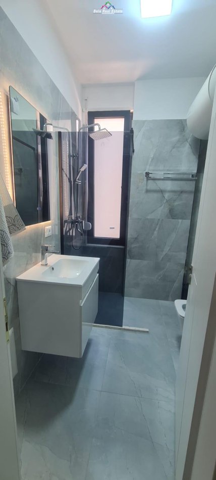 Tirane, jepet me qera apartament 2+1+Ballkon Kati 4, 102 m² 700 € (OXHAKU)