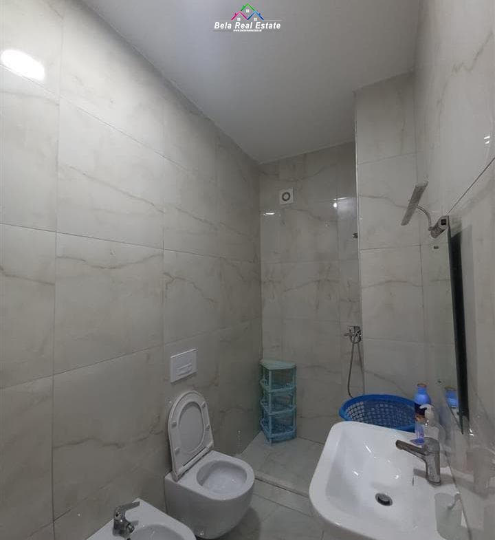 Tirane, jepet me qera apartament 2+1 Kati 5, 90 m² 500 € (Ali Demi)