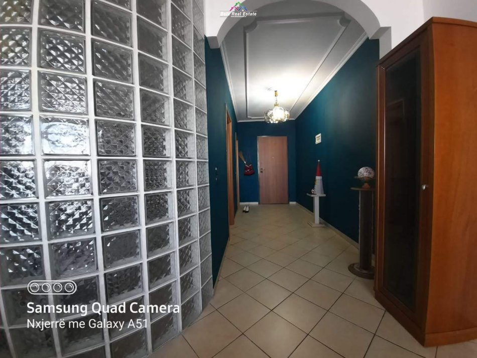 Tirane, jepet me qera apartament 3+1 Kati 9, 130 m² 800 € (rruga e kavajes)