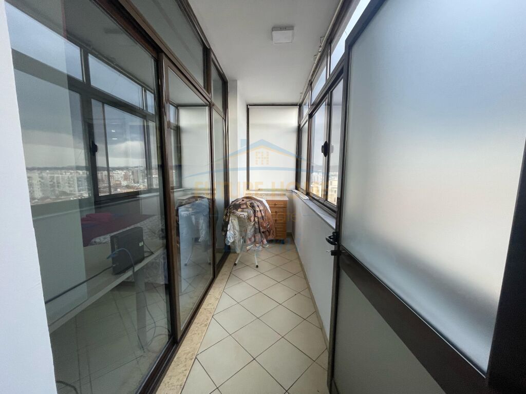 Shitet, Apartament 3+1, Rruga e Kavajes, Tirane. LI38369