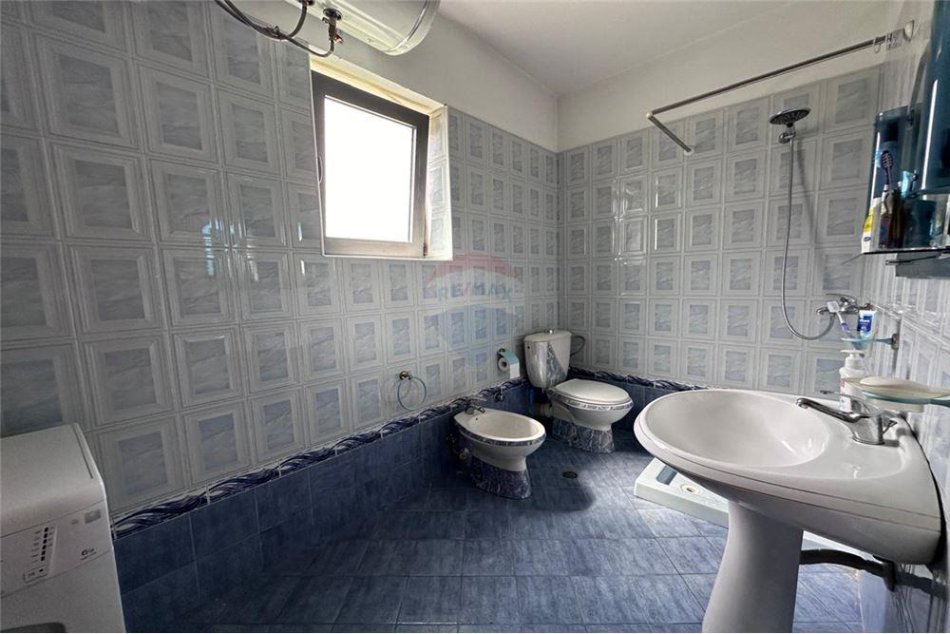 Tirane, jepet me qera apartament duplex Dublex, Kati 2, 165 m² 600 € (Rruga Starvi Themeli)