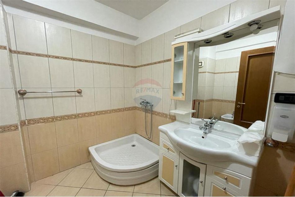 Tirane, jepet me qera zyre Kati 2, 156 m² 2,000 € (Bllok)