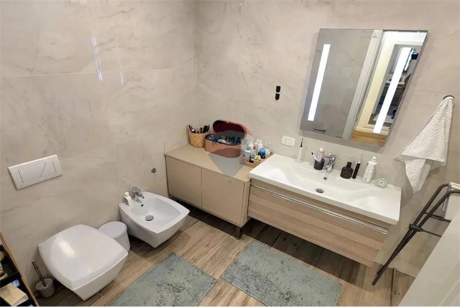 Tirane, jepet me qera apartament 2+1 , 123 m² 1.450 € (Rruga e Kavajes, Kompleksi Delijorgji)