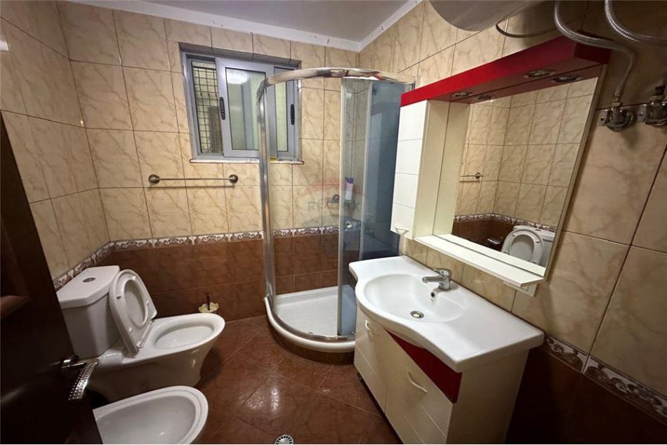 Tirane, jepet me qera apartament 2+1 Kati 6, 100 m² 700 € (Prane Karburant Kastrati - Bulevardi Bajram Curri)