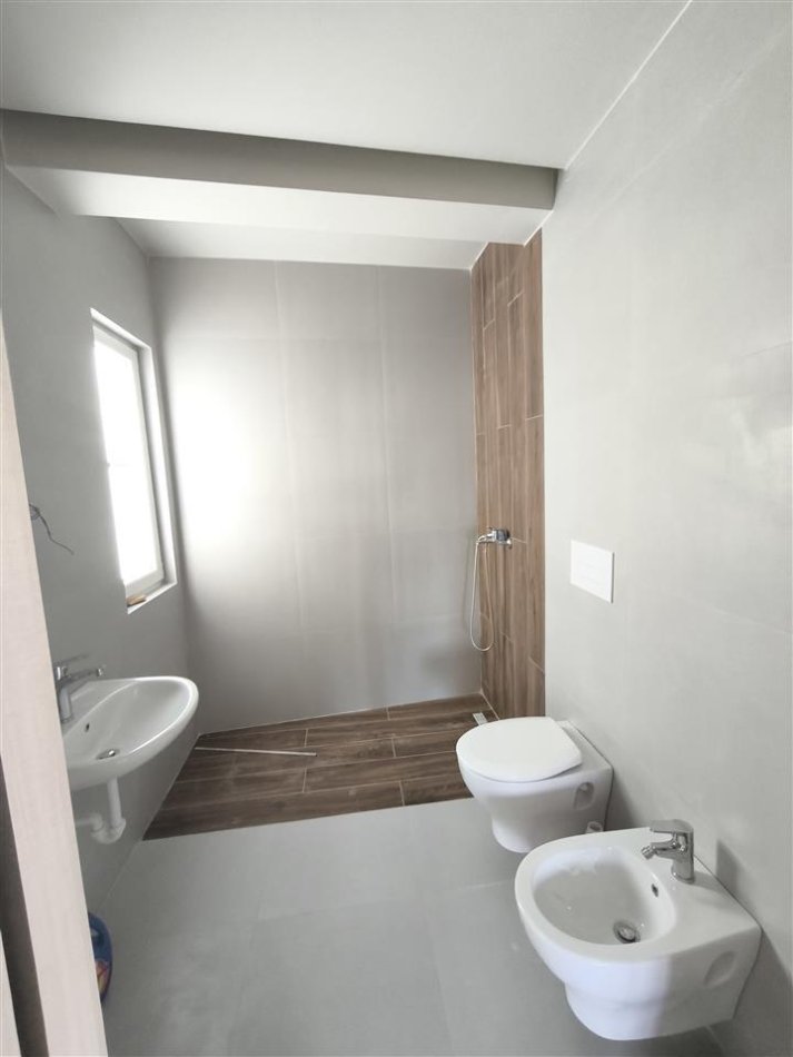 Tirane, jepet me qera zyre Kati 7, 98 m² 450 € (ASTIR)