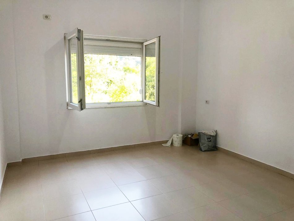 2+1+2wc -  Liqeni i Thate (Posta shqiptare) me Shume Hapesire (Tarrace te Shfrytezueshme) Mundesi Parkimi - 450 Euro/Muaj