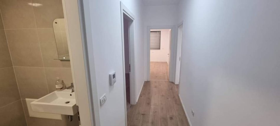 Tirane, jepet me qera zyre Kati 4, 118 m² 1.400 € (bllok)