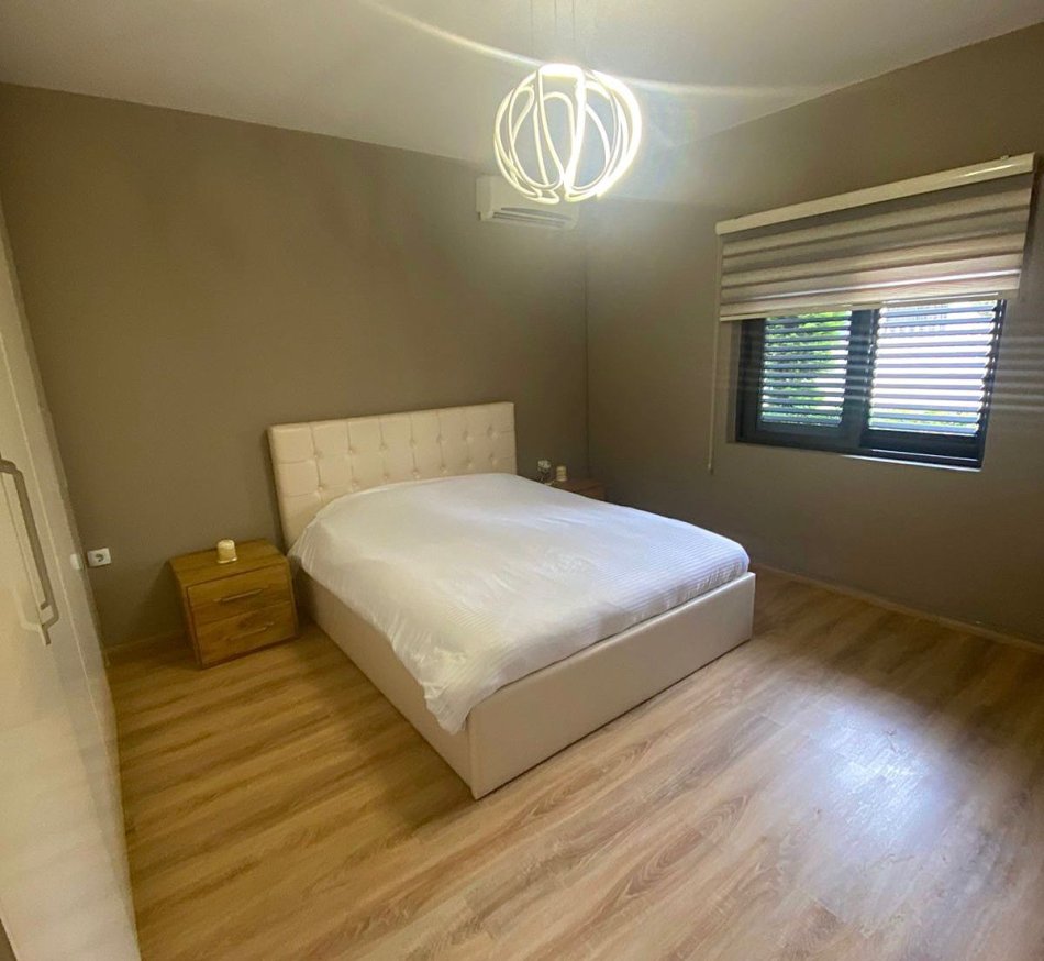 Me Qera: Shtepi 2+1+Kuzh. me Vete & 3 Vende Parkimi (Oborr) Fusha e Aviacionit - PARKET, Kondicioner ** 620 Euro/Muaj **