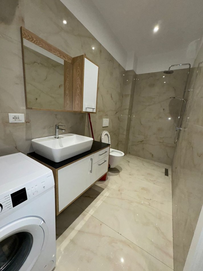 Tirane, jepet me qera apartament 1+1+Ballkon Kati 1, 74 m² 700 € (Afer Kodres se Diellit)
