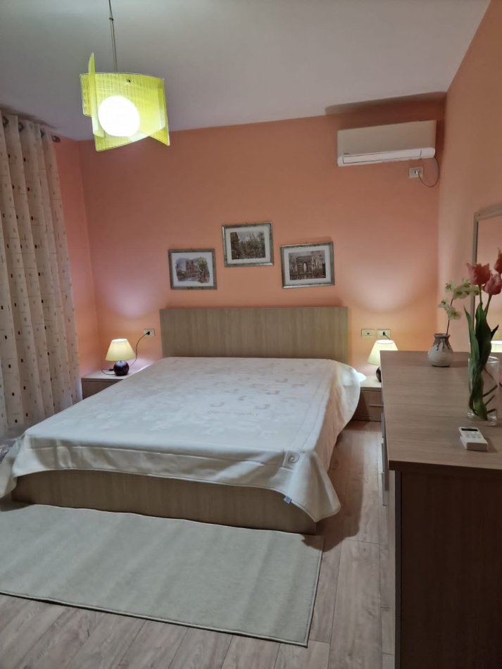 Tirane, jepet me qera apartament 1+1 Kati 2, 72 m² 800 € (Sheshi Wilson)
