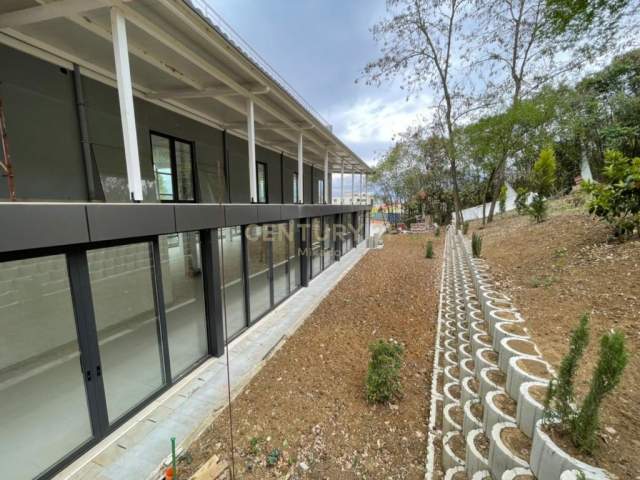Tirane, jepet me qera ambjent biznesi Kati 1, 1.860 m² 6.640 Euro (Vaqarr buze rruges krzesore)