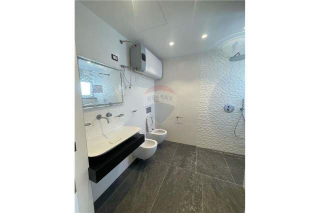 Tirane, jepet me qera zyre Kati 6, 119 m² 1.200 Euro (Papa Gjon Pali II)