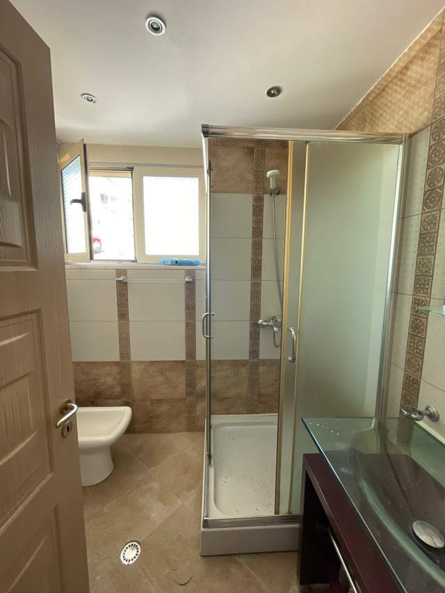 Tirane, jepet me qera apartament 1+1+BLK Kati 5, 117 m² 500 Euro (Liqeni Artificial)