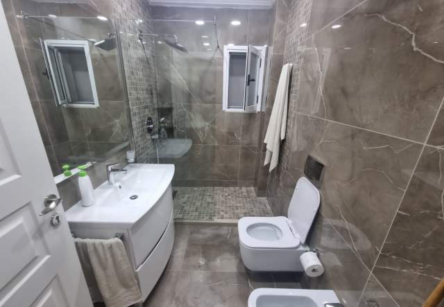 Vlore, jepet me qera apartament 2+1+BLK Kati 8, 127 m² 500 Euro (Rruga Çamëria, Vlorë)