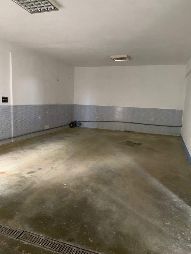 Tirane, jepet me qera magazine 250 m² 700 Euro (Fresku)