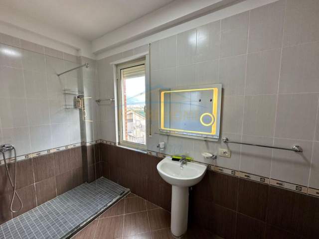 Tirane, jepet me qera apartament 2+1+BLK Kati 4, 96 m² 650 Euro (Liqeni i Thate)