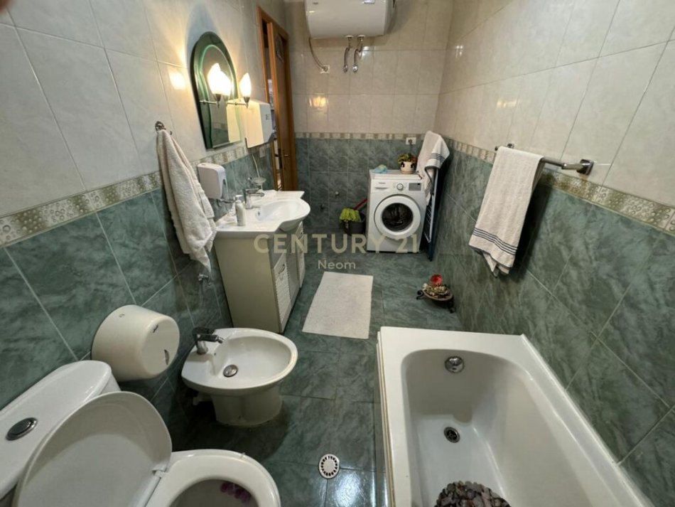 Tirane, jepet me qera apartament 2+1 Kati 2, 85 m² 650 € (liqen i thate)