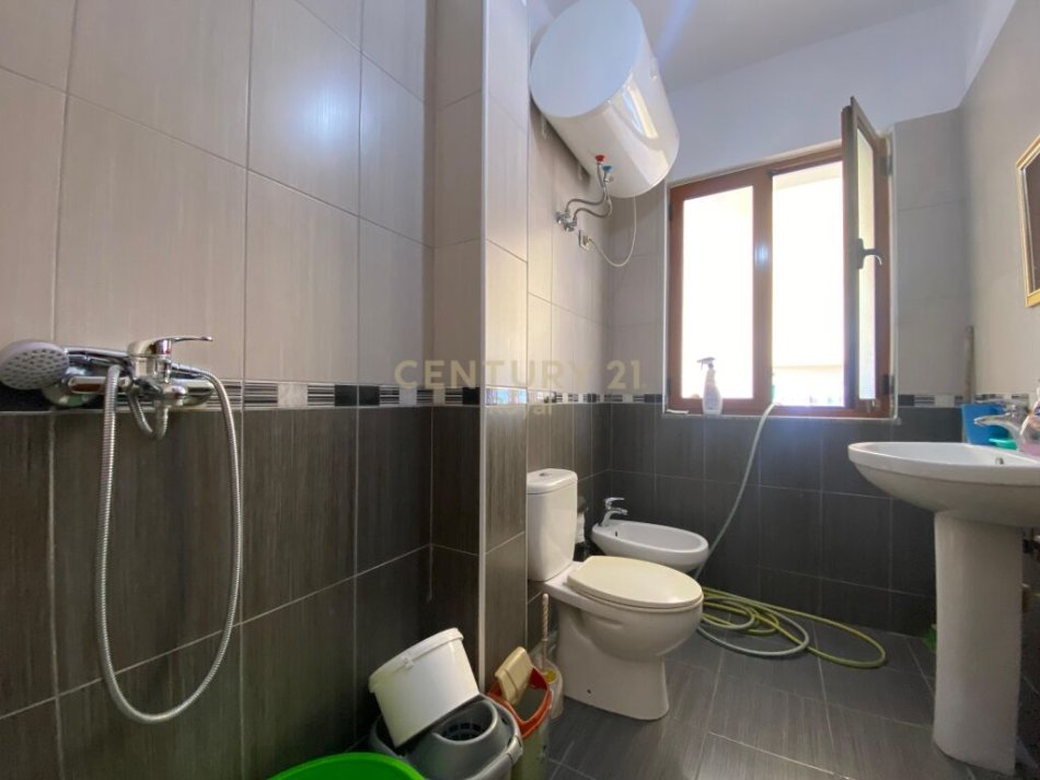 Tirane, shitet apartament 3+1+Ballkon Kati 3, 130 m² 143.000 € (Prane Thesarit, Fresk)