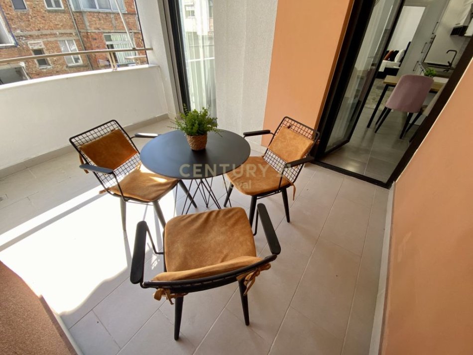 Tirane, jepet me qera apartament 1+1 Kati 1, 65 m² 700 € (Prane Hotel Mondial)
