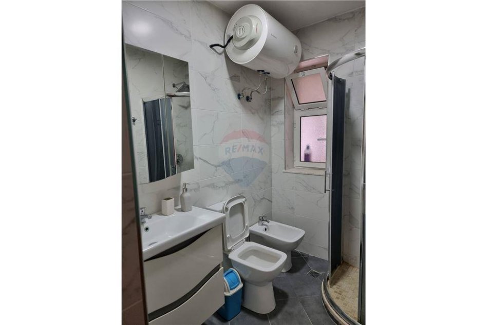 Tirane, jepet me qera apartament 1+1 Kati 2, 65 m² 450 € (Rruga Njazi Meka - Rruga e Dibrës - Farmacia 10)