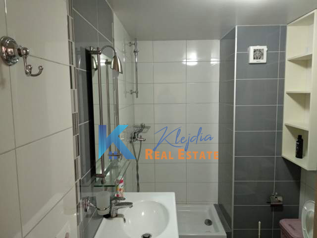 Tirane, jap me qera apartament 2+1+Ballkon Kati 5, 110 m² 400 € (Liqeni i Thate)