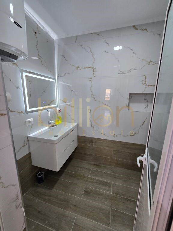 Tirane, shitet apartament 2+1+Ballkon Kati 7, 96 m² 210.000 € (Rr. e Kavajes)