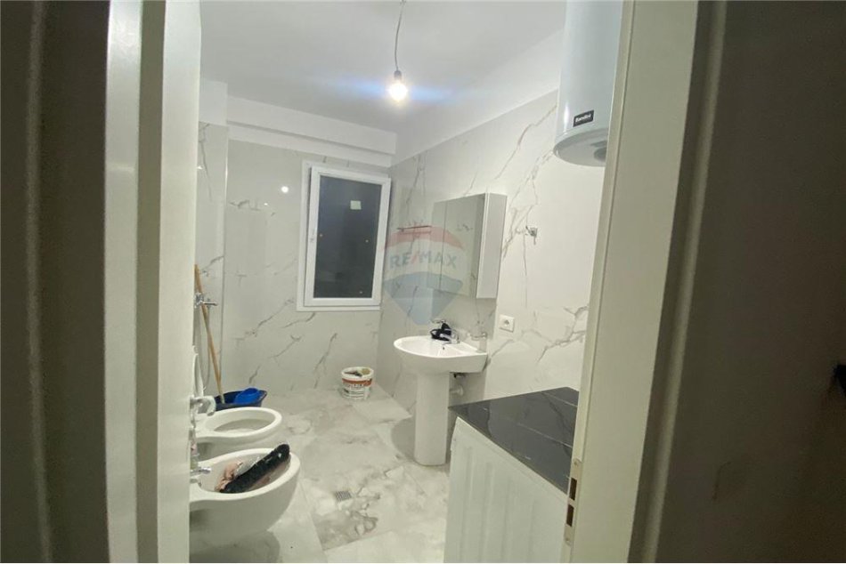 Tirane, jepet me qera apartament 2+1 , 80 m² 550 € (benjamin kruta - Fusha e Aviacionit)