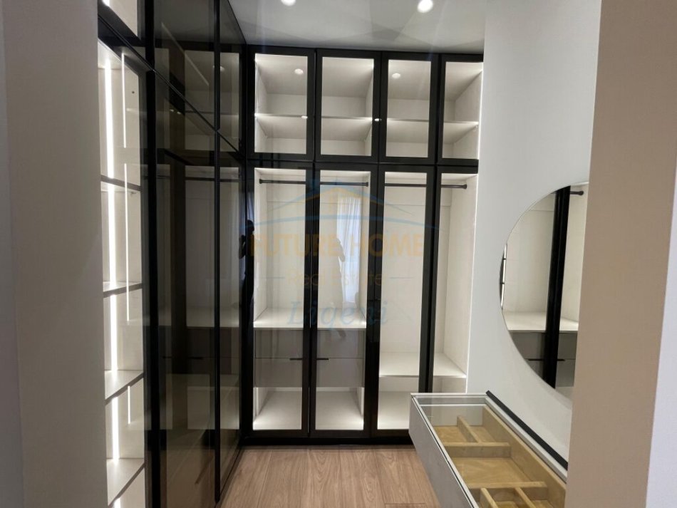 Tirane, jepet me qera apartament 3+1+3 Poste Parkimi, Kati 2, 140 m² 1.800 € (Vilat Forest)