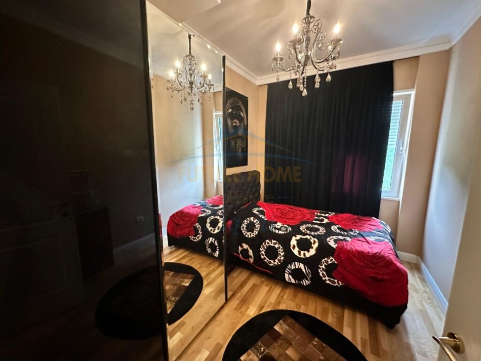 Tirane, shitet apartament 2+1+2 Parkime, Kati 0, 93 m² 325.000 € (Teg)
