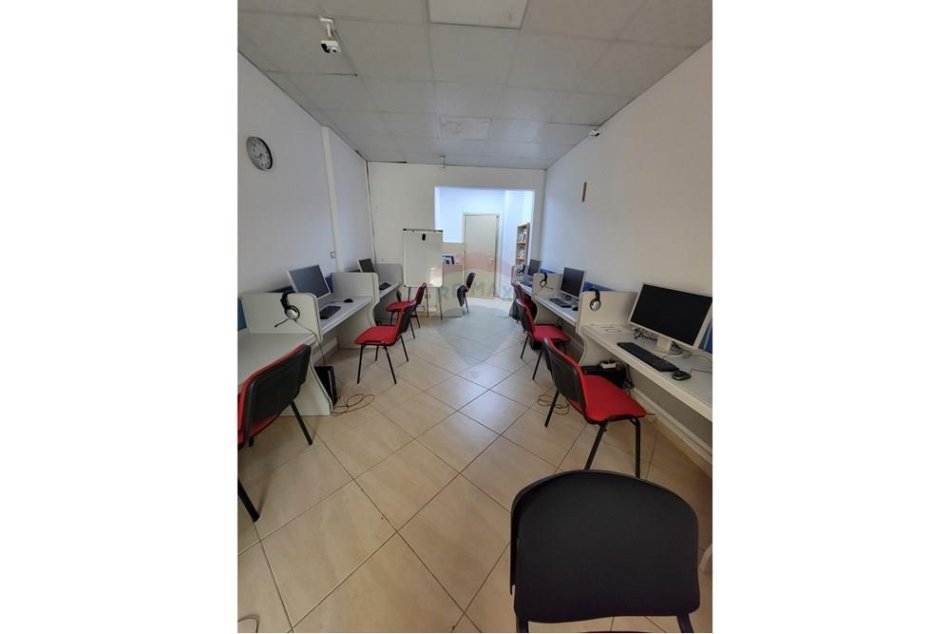 Tirane, jepet me qera ambjent biznesi Kati 1, 126 m² 1.200 € (Rruga &quot; Pjeter Bogdani&quot;)