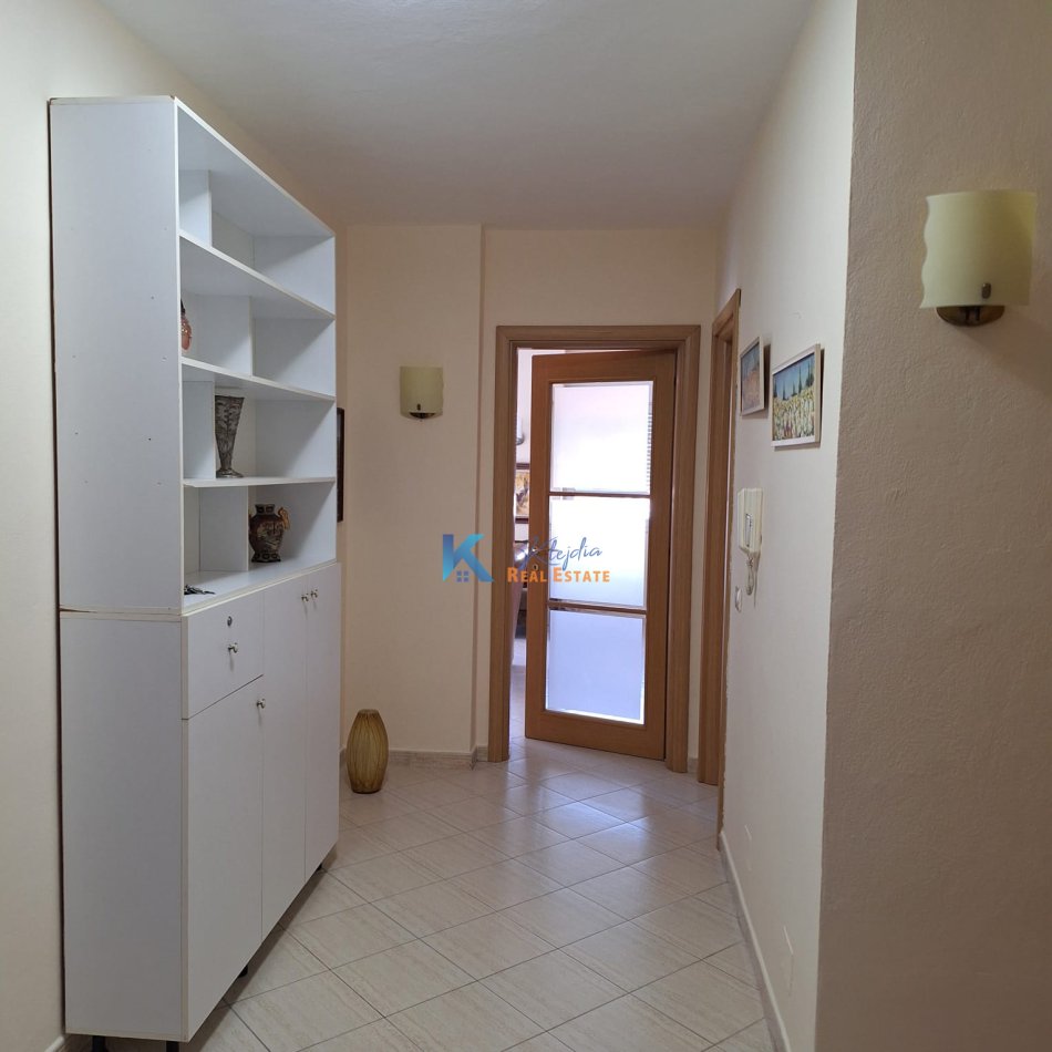 Tirane, jepet me qera apartament 2+1 Kati 8, 103 m² (Rruga e Elbasanit, afer Stadiumit)