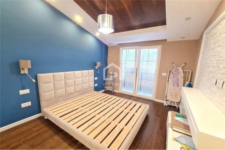 JEPET ME QIRA: PENTHOUSE + 3 poste parkimi/“Rezidenca Kodra e Diellit 1