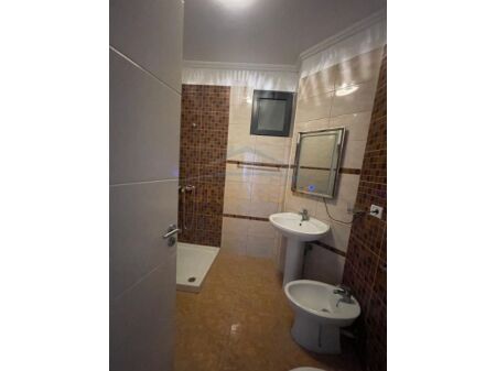 Shitet, Apartament 2+1+2, Unaza e Re, Tiranë. AREA39813