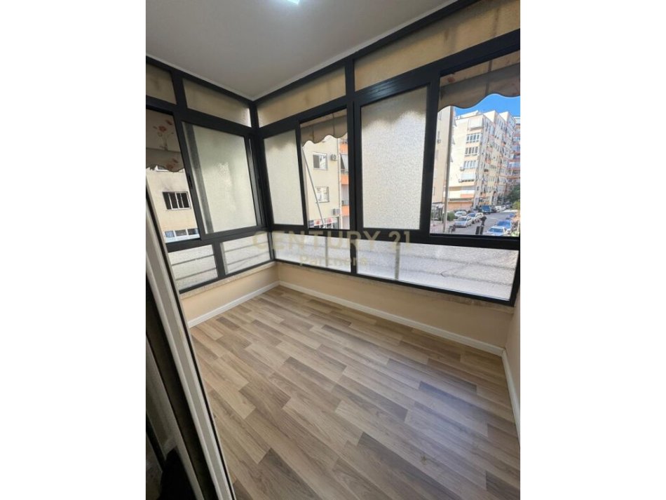 Tirane, shitet apartament 2+1+Ballkon Kati 2, 85 m² 125.000 € (Rruga Tish Dahia)