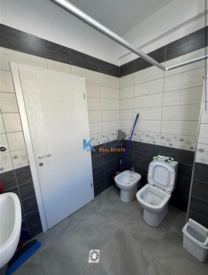 Tirane, jap me qera apartament 1+1+Ballkon Kati 9, 65 m² 500 € (Oxhaku)