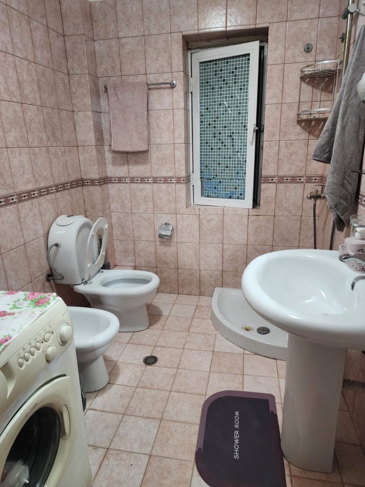 JEPET ME QIRA: Apartament 2+1/ zona: Rruga Elbasanit/Pranë Institutit te Higjenes