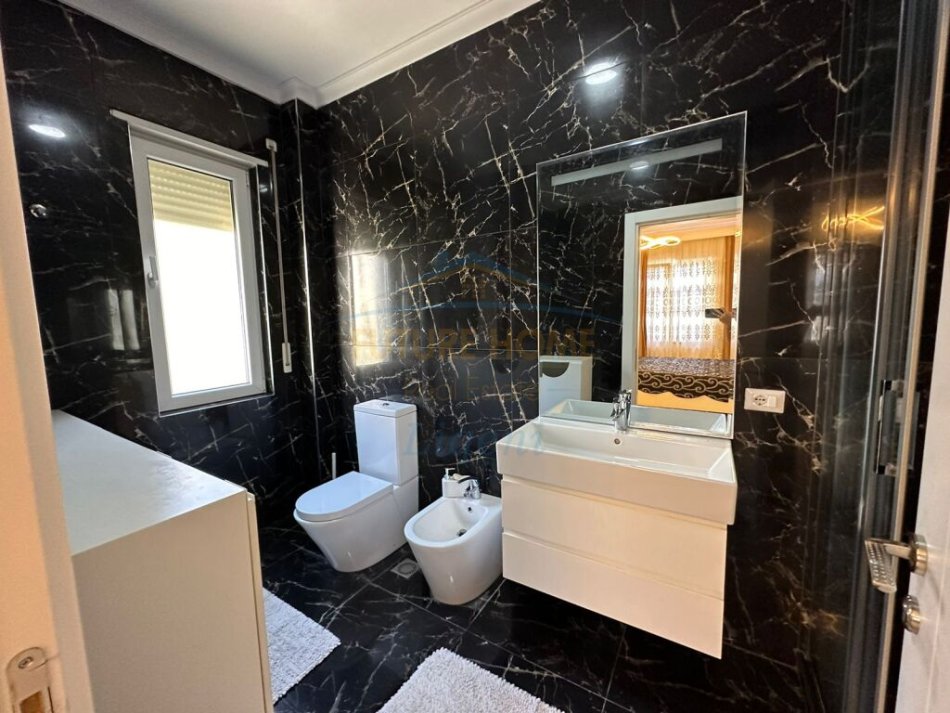 Tirane, shitet apartament 3+1+Ballkon Kati 3, 123 m² 270.000 € (Kopshti Botanik)