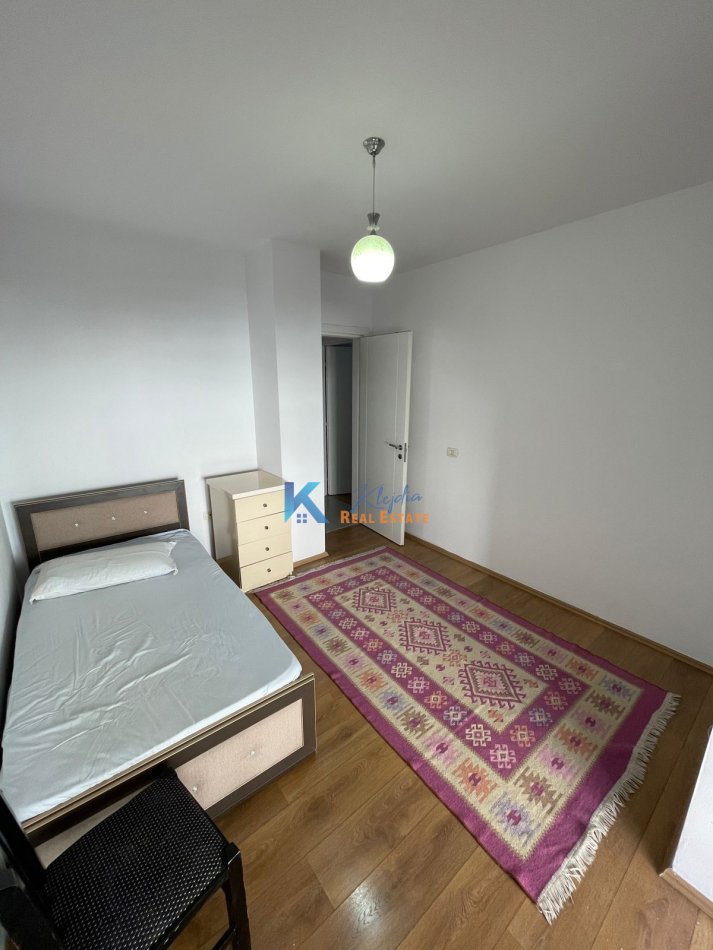 Tirane, jap me qera apartament 2+1+Ballkon Kati 4, 85 m² 650 € (Te Komuna e Parisit, afer Kristal Center)