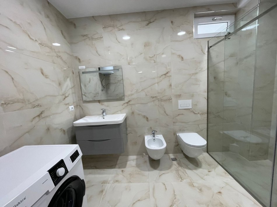 Tirane, jepet me qera Vile 2+1 , 100 m² 900 € (Kopshti Botanik)