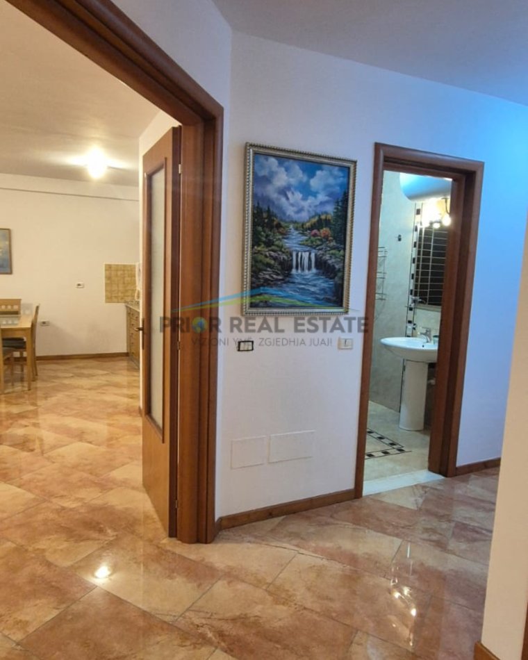 Tirane, jepet me qera zyre 3+1+2+Post Parkimi, Kati 3, 127 m² 1.400 € (Ekspozita)