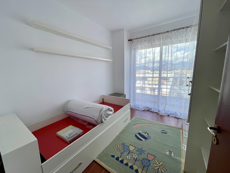 Tirane, jepet me qera apartament 2+1+Ballkon Kati 6, 570 € (Komuna e Parisit afer Kristalit)