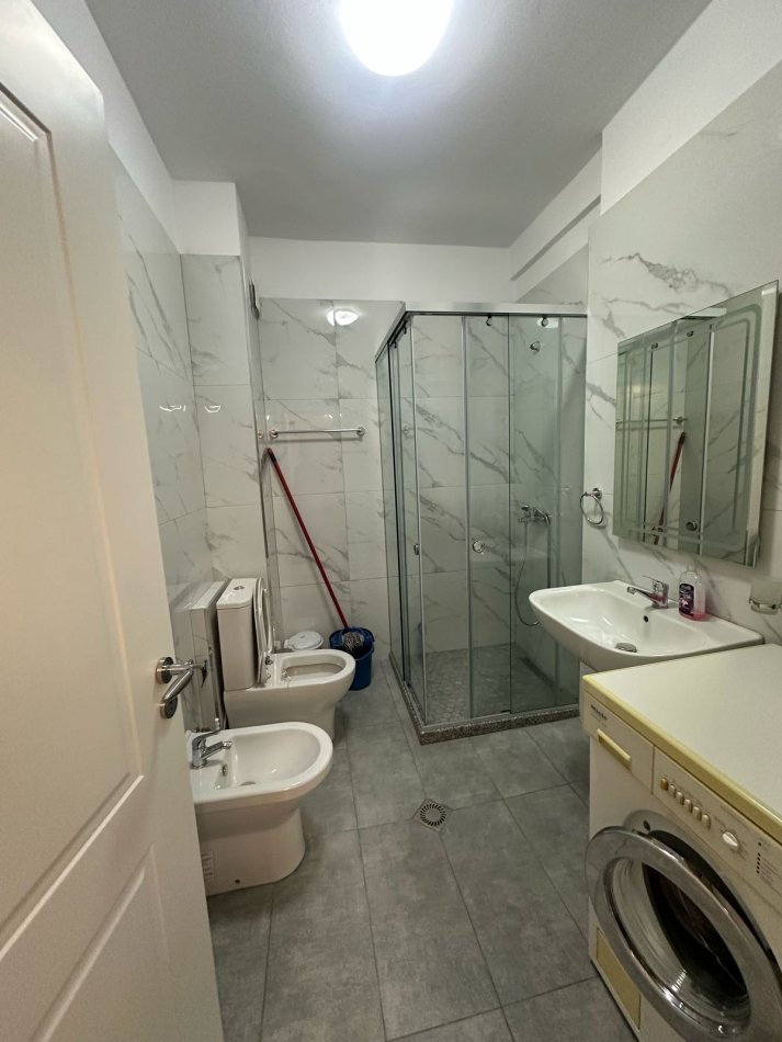 Tirane, jepet me qera apartament 2+1 Kati 2, 122 m² 900 € (Kopshti Zoologjik)