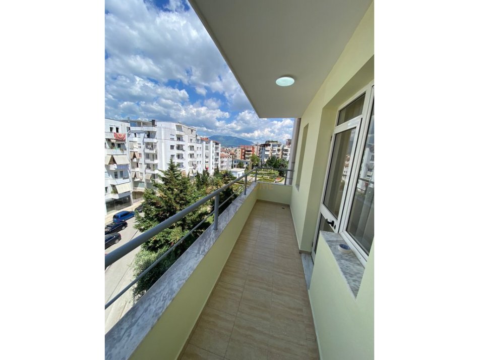 Tirane, jepet me qera apartament 2+1 Kati 3, 90 m² 600 € (kodra e djellit)